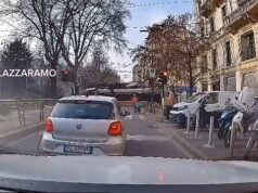 Un tram deraglia e si schianta contro un edificio a Milano, provocando almeno due morti e 40 feriti