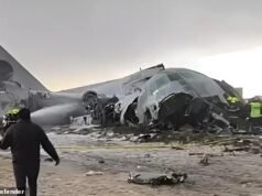 Almeno 15 morti dopo che un aereo militare che trasportava mazzette di contanti si è schiantato su una strada trafficata in Bolivia