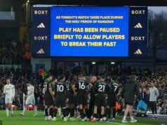 I tifosi del Leeds fischiano mentre lo scontro con il Manchester City viene brevemente interrotto per consentire alle stelle musulmane di Pep Guardiola di interrompere il digiuno del Ramadan