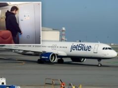 Volo JetBlue rimasto a terra per ore dopo che il personale si è rifiutato di rimuovere la cacca nella toilette intasata