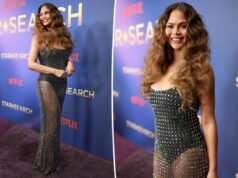 Chrissy Teigen colpisce il tappeto rosso di “Star Search” con un abito trasparente e scintillante