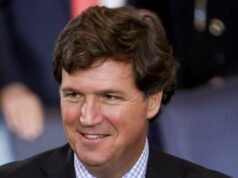Tucker Carlson dice che passaporto sequestrato e personale interrogato all’aeroporto israeliano