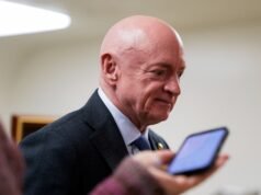 Un giudice americano impedisce all’amministrazione Trump di punire il senatore Mark Kelly