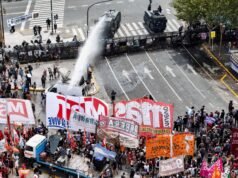 I manifestanti si scontrano con la polizia per un tentativo di limitare i diritti dei lavoratori in Argentina