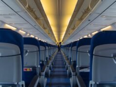 Passeggeri stufi di ciò che fa il compagno di posto “uomo-bambino” sull’aereo: “viaggi dell’ego”