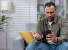 Un uomo infuriato per quello che succede alle cuffie in aeroporto: “Mi fa arrabbiare tantissimo”