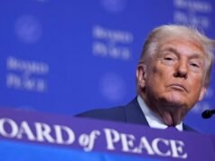 Trump dice al Board of Peace che deciderà di bombardare l’Iran entro 10 giorni