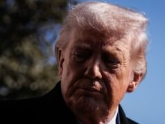 Trump considera “un attacco molto più grande” all’Iran come parte di una guerra su due fronti se la diplomazia fallisce