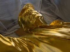 “Don Colossus”, una statua dorata di Trump, attende la sua casa