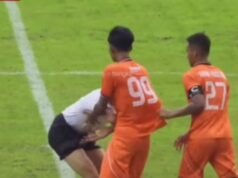 Giocatore dello PSIR Rembang presumibilmente schiaccia i genitali dell’arbitro durante la protesta, Netizen: deve essere bandito!