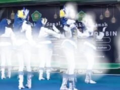 La minigonna della batteria balla sul palco dei diplomi della madrasa Diniyah Demak, i netizen sono arrabbiati