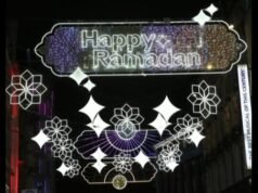 Bellissime strade della città di Londra decorate con luci a LED a tema Ramadan