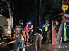 Camion si schianta contro un’auto e una moto a Batu, muore un conducente della Ojol