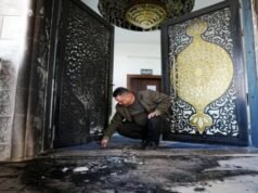 Coloni israeliani bruciano moschee in Cisgiordania, sui muri sono dipinti scritti offensivi del profeta Maometto