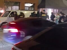 Un’auto si lancia contro la folla fuori da un bar della California, esplodono colpi di arma da fuoco in una scena caotica ripresa in video