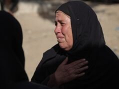 Il triste calvario della madre di Gaza: alla ricerca del figlio scomparso tra i corpi mutilati