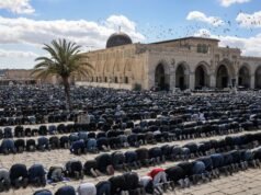 100.000 pregano ad Al-Aqsa tra le restrizioni israeliane il secondo venerdì del Ramadan