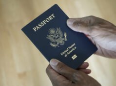 Presto potresti aver bisogno di un passaporto per votare. Trump sta rendendo più difficile ottenerne uno.