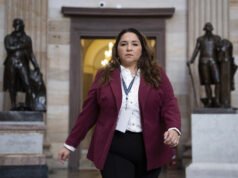 Un democratico accusa i funzionari dell’immigrazione di essere una moderna “pattuglia di schiavi”