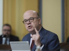 Il democratico critica il GOP perché ha troppa paura di Trump per fermare i delinquenti dell’ICE