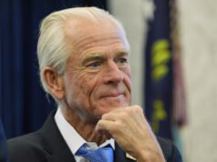 Il pessimo consigliere di Trump pubblicizza l’economia “perfetta”.