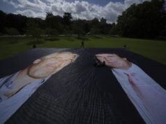 Guardate questo democratico che fa a pezzi Trump per l’insabbiamento di Epstein