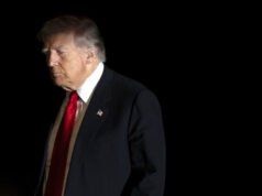 I soldi delle vostre tasse stanno pagando questo Trump per essere un troll di Internet