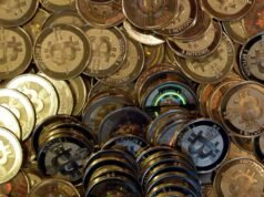 Il crollo del Bitcoin continua, cancellando i guadagni dall’elezione di Trump