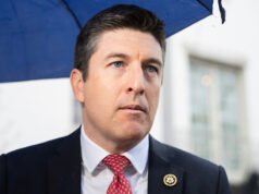 Il repubblicano difende il SAVE Act paragonando le donne alle auto usate