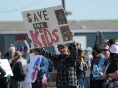 Bambino di 2 mesi nel centro di detenzione dell’ICE portato d’urgenza in ospedale