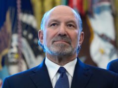 Guardate l’inetto capo del Commercio di Trump che si dimena sui legami con Epstein