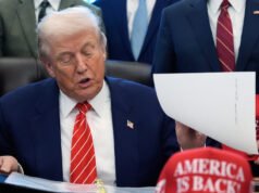 L’indice di gradimento di Trump crolla ai minimi del secondo mandato