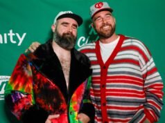 Le telecamere catturano il potente messaggio di Drew Brees a Travis e Jason Kelce