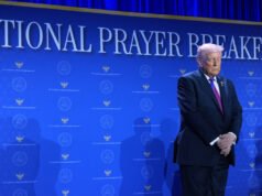 Trump dedica la National Prayer Breakfast al suo dio preferito: se stesso