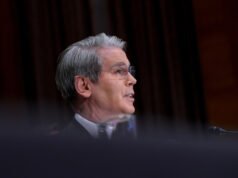 Il segretario al Tesoro viene mangiato vivo da Elizabeth Warren