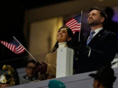 Divertitevi a guardare JD Vance fischiato alla cerimonia di apertura delle Olimpiadi