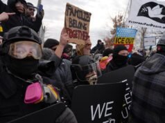 Decine di arresti durante la protesta che segna un mese dalla morte di Renee Good