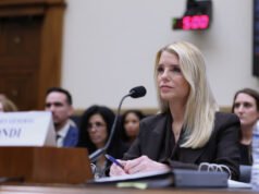 Pam Bondi si esibirà davanti a un pubblico di una persona