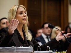 Pam Bondi perde la testa all’udienza di Epstein