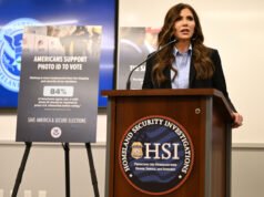 La visita frettolosamente organizzata di Kristi Noem in Arizona alimenta le voci sulla scia delle azioni senza precedenti dei federali
