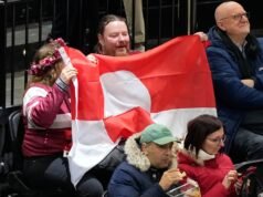 I tifosi mostrano sostegno alla Groenlandia durante la partita di hockey delle Olimpiadi invernali