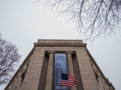 Il Dipartimento di Giustizia si trasforma in “Grande Fratello” con il grottesco striscione di Trump