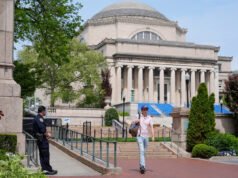 Gli scagnozzi di Trump si fingono poliziotti per invadere il dormitorio e catturare uno studente