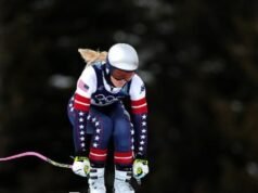 Lindsey Vonn sconvolge gli spettatori con la prima corsa olimpica di allenamento in discesa dopo lo strappo del legamento crociato anteriore