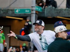 John Schneider dei Seahawks distribuisce piccole figure di Gesù alla parata del Super Bowl di Seattle