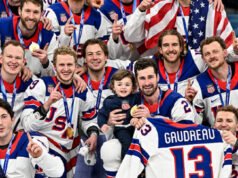 Il Team USA ha portato i bambini di Johnny Gaudreau sul ghiaccio per un tributo fotografico dopo aver vinto l’oro olimpico