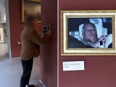 La famigerata foto dell’ex principe Andrea dopo il suo arresto, appesa al Louvre da attivisti, stordisce i visitatori