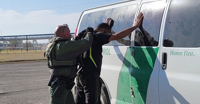 Border-Patrol-agents-arrests-migrant-in-Eagle-Pass-640x335.jpg