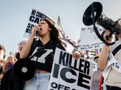 I manifestanti di sinistra si presentano fuori dal Super Bowl per la protesta anti-ICE