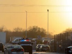 La città di confine messicana dice ai residenti di rimanere in casa dopo gli attacchi terroristici del cartello